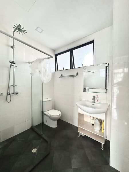 Seraya Ville, 11 Seraya Lane, 3 Bedrooms, 1,227 sqft, Condominium For Sale, by Carolyn Pang, 500104435 - Bathroom - PropertyGuru.com.sg