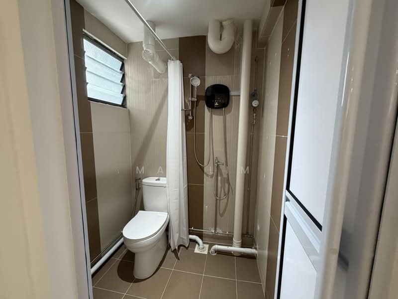 443 Ang Mo Kio Avenue 10, 443 Ang Mo Kio Avenue 10, Room Rental, 252 sqft, HDB Flat For Rent, by Max Lim, 500104501 - Bathroom - PropertyGuru.com.sg