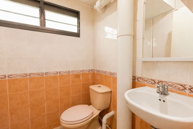 255 Ang Mo Kio Avenue 4, 255 Ang Mo Kio Avenue 4, 2 Bedrooms, 786 sqft, HDB Flat For Sale, by Aileen Chew, 500104514 - Bathroom - PropertyGuru.com.sg