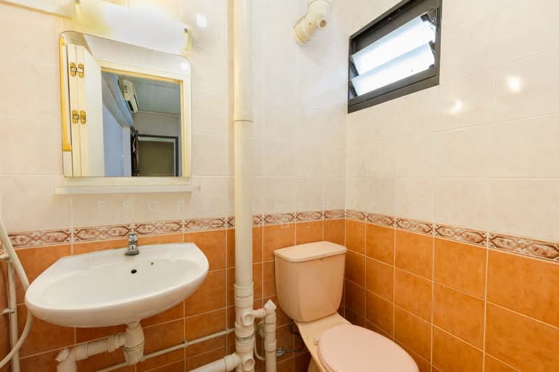 255 Ang Mo Kio Avenue 4, 255 Ang Mo Kio Avenue 4, 2 Bedrooms, 786 sqft, HDB Flat For Sale, by Aileen Chew, 500104514 - Bathroom - PropertyGuru.com.sg