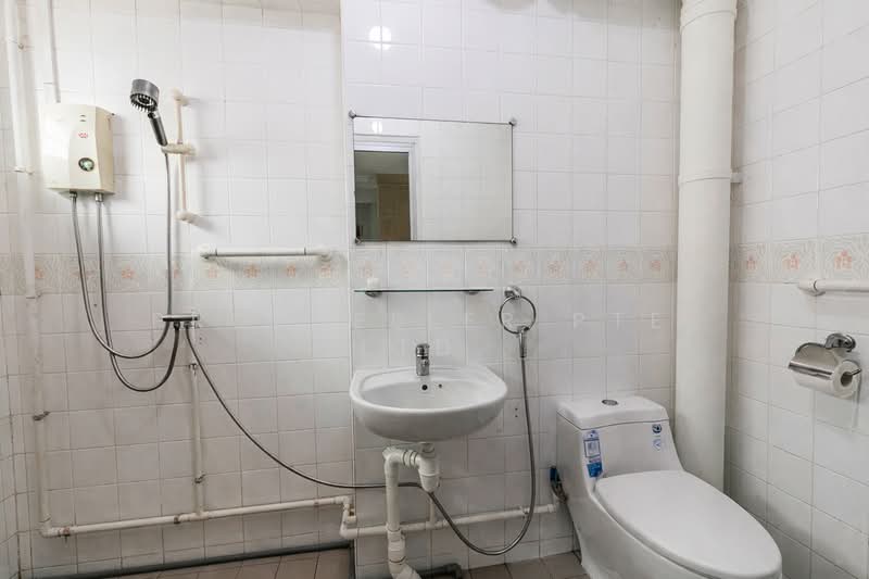 761 Pasir Ris Street 71, 761 Pasir Ris Street 71, 3 Bedrooms, 1,119 sqft, HDB Flat For Sale, by Khai Yuen Hong, 500104525 - Bathroom - PropertyGuru.com.sg