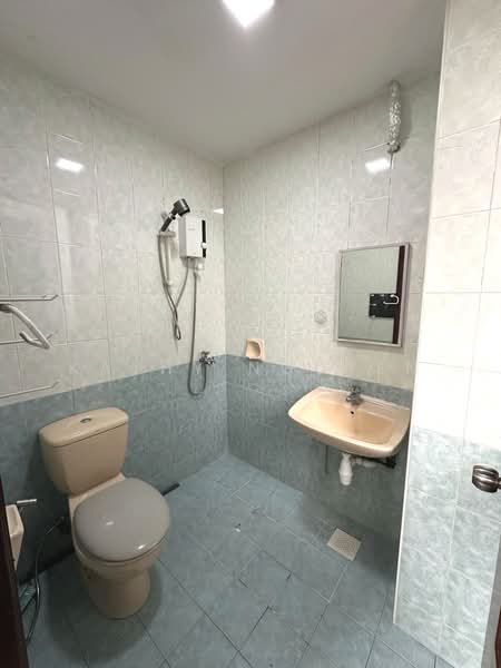 Balmoral Luck, 6 Balmoral Road, Room Rental, 200 sqft, Apartment For Rent, by Kathy Nguyen, 500104544 - Room 37 - Bathroom - PropertyGuru.com.sg