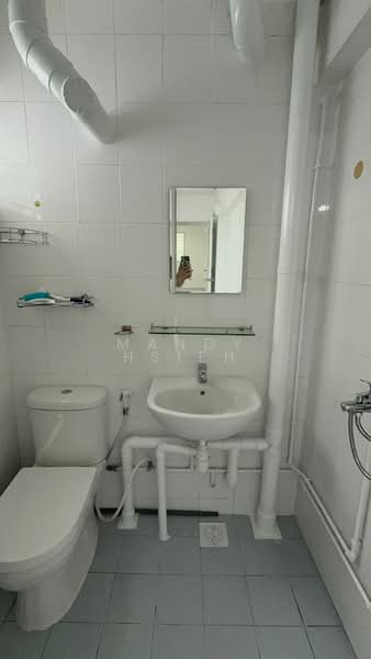 701 Bedok Reservoir Road, 701 Bedok Reservoir Road, 2 Bedrooms, 721 sqft, HDB Flat For Rent, by Mandy Hsieh, 500104611 - Bathroom - PropertyGuru.com.sg