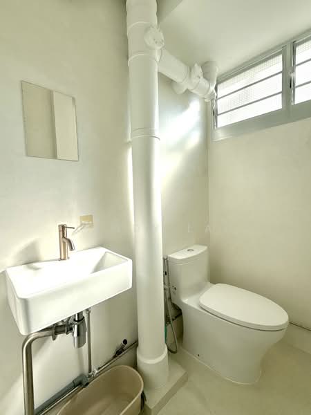 377 Clementi Avenue 5, 377 Clementi Avenue 5, 1 Bedroom, 882 sqft, HDB Flat For Sale, by Cindy Lai, 500104612 - Common Bathroom - PropertyGuru.com.sg