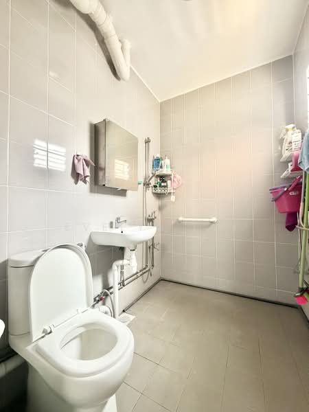 669 Hougang Avenue 8, 669 Hougang Avenue 8, 3 Bedrooms, 1,119 sqft, HDB Flat For Sale, by Evelyn Tan, 500104637 - Bathroom - PropertyGuru.com.sg