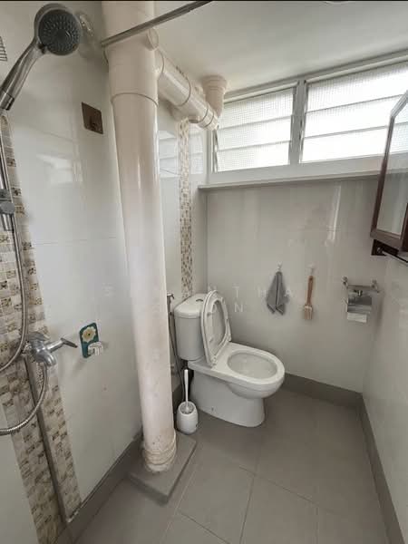 376 Clementi Avenue 4, 376 Clementi Avenue 4, 2 Bedrooms, 721 sqft, HDB Flat For Sale, by Semantha Soon, 500104647 - Bathroom - PropertyGuru.com.sg