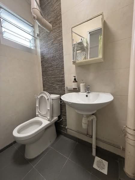 376 Clementi Avenue 4, 376 Clementi Avenue 4, 2 Bedrooms, 721 sqft, HDB Flat For Sale, by Semantha Soon, 500104647 - Bathroom - PropertyGuru.com.sg