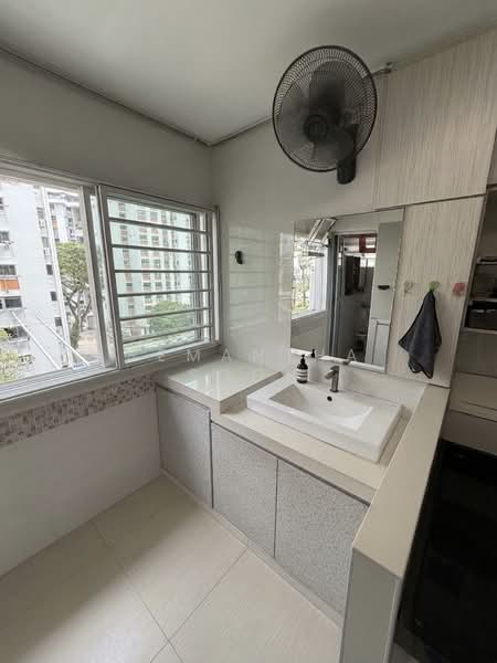 376 Clementi Avenue 4, 376 Clementi Avenue 4, 2 Bedrooms, 721 sqft, HDB Flat For Sale, by Semantha Soon, 500104647 - Bathroom - PropertyGuru.com.sg