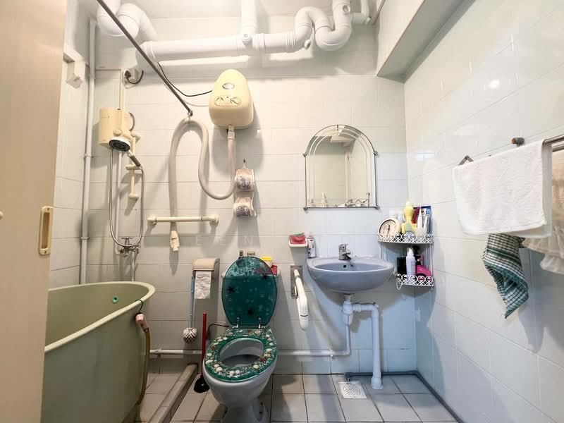 329 Sembawang Close, 329 Sembawang Close, 3 Bedrooms, 1,087 sqft, HDB Flat For Sale, by Reene Tok, 500104654 - Bathroom - PropertyGuru.com.sg
