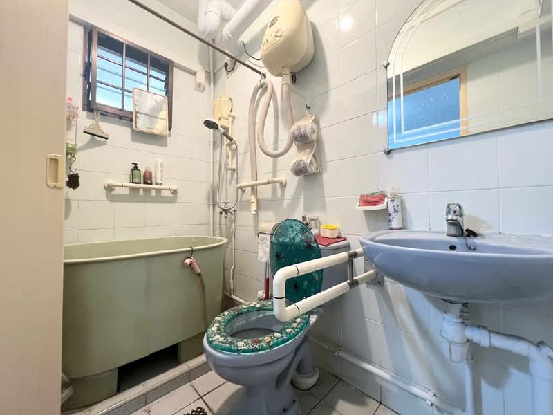 329 Sembawang Close, 329 Sembawang Close, 3 Bedrooms, 1,087 sqft, HDB Flat For Sale, by Reene Tok, 500104654 - Bathroom - PropertyGuru.com.sg