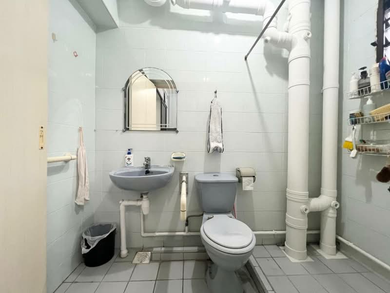 329 Sembawang Close, 329 Sembawang Close, 3 Bedrooms, 1,087 sqft, HDB Flat For Sale, by Reene Tok, 500104654 - Bathroom - PropertyGuru.com.sg