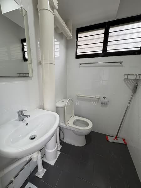444 Ang Mo Kio Avenue 10, 444 Ang Mo Kio Avenue 10, 2 Bedrooms, 721 sqft, HDB Flat For Sale, by Junhan Wu, 500104660 - Bathroom - PropertyGuru.com.sg