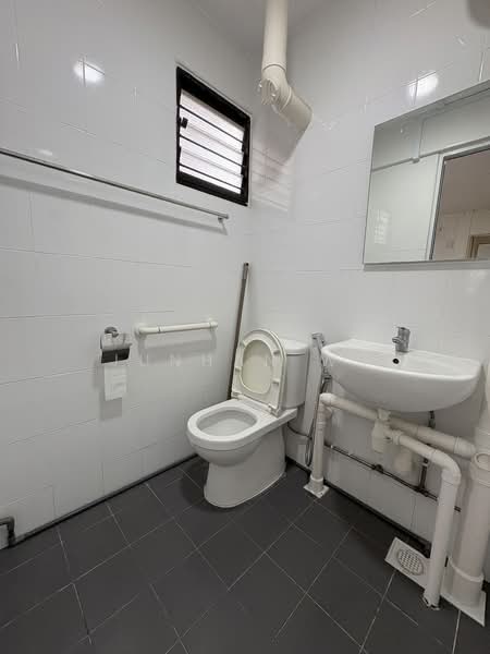 444 Ang Mo Kio Avenue 10, 444 Ang Mo Kio Avenue 10, 2 Bedrooms, 721 sqft, HDB Flat For Sale, by Junhan Wu, 500104660 - Bathroom - PropertyGuru.com.sg