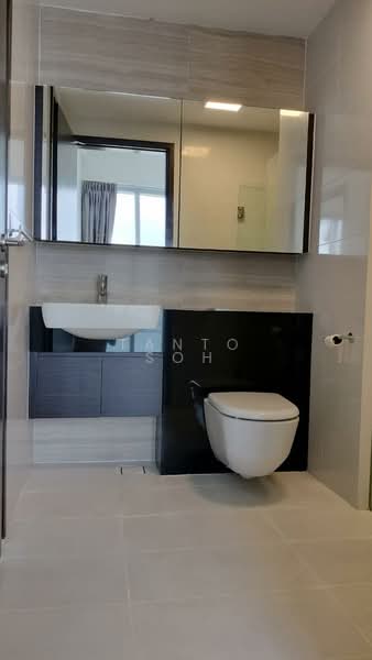 Eon Shenton, 70 Shenton Way, 2 Bedrooms, 1,045 sqft, Condominium For Rent, by Tanto Soh, 500104688 - Bathroom - PropertyGuru.com.sg