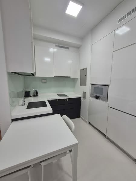 Eon Shenton, 70 Shenton Way, 2 Bedrooms, 1,045 sqft, Condominium For Rent, by Tanto Soh, 500104688 - Kitchen - PropertyGuru.com.sg