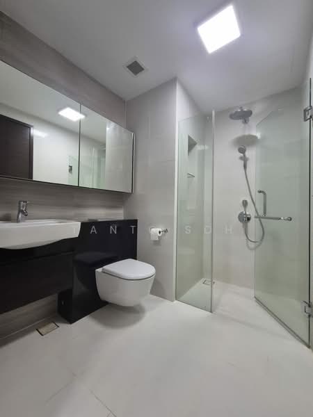 Eon Shenton, 70 Shenton Way, 2 Bedrooms, 1,045 sqft, Condominium For Rent, by Tanto Soh, 500104688 - Bathroom - PropertyGuru.com.sg