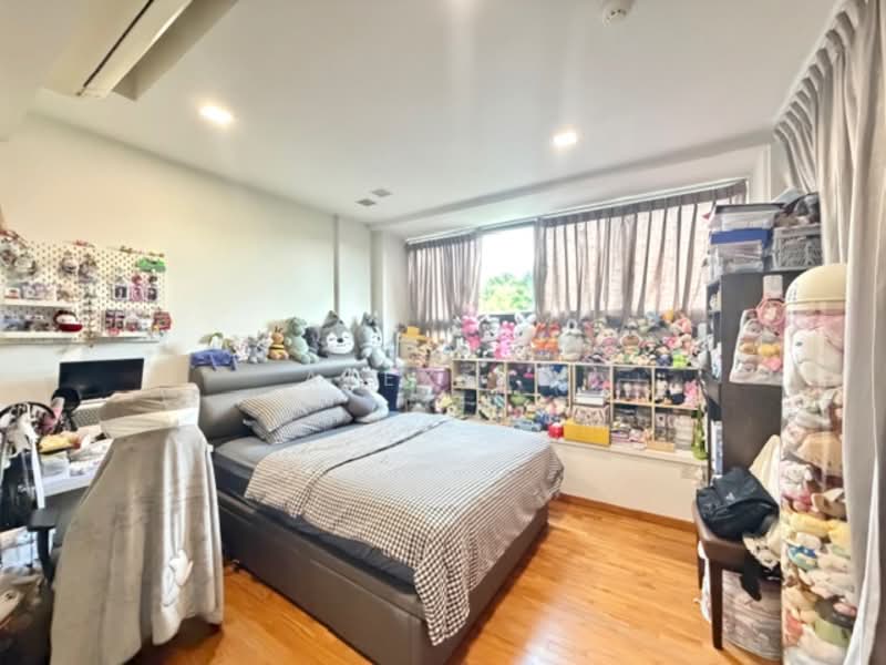 Cheap! Face Park, Absolute Privacy, 3.5sty Freehold Corner Terrace, Good Condition, N-S Facing, Pool, SpringLeaf, Springside, Upper Thomson Estate, 6 Bedrooms, 3,800 sqft, Corner Terrace For Sale, by Alex Ng, 500104699 - Bedroom - PropertyGuru.com.sg