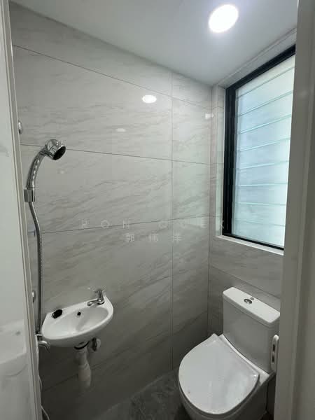 Normanton Park, 45 Normanton Park, 3 Bedrooms, 1,098 sqft, Condominium For Sale, by Ron Quek 郭伟洋, 500104700 - Helper Bathroom - PropertyGuru.com.sg