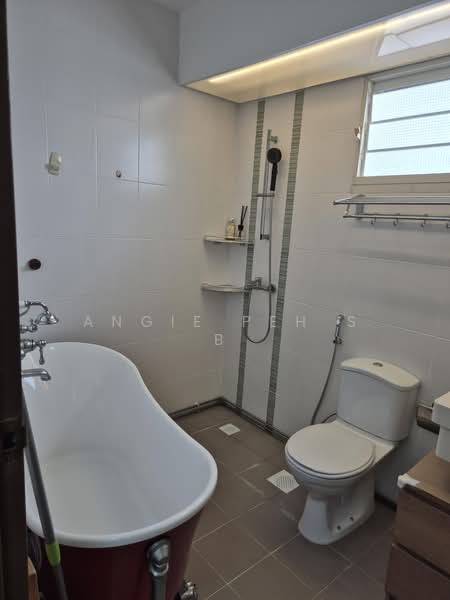296A Bukit Batok Street 22, 296A Bukit Batok Street 22, 4 Bedrooms, 1,216 sqft, HDB Flat For Sale, by ANGIE PEH S B, 500104708 - Master bedroom bathroom - PropertyGuru.com.sg