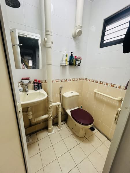211 Ang Mo Kio Avenue 3, 211 Ang Mo Kio Avenue 3, 2 Bedrooms, 721 sqft, HDB Flat For Rent, by Hong Li, 500104714 - Bathroom - PropertyGuru.com.sg