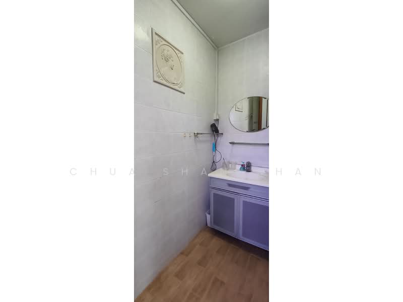 4 Queen's Road, 4 Queen's Road, 2 Bedrooms, 721 sqft, HDB Flat For Sale, by Chua Shan-Shan, 500104744 - Bathroom - PropertyGuru.com.sg