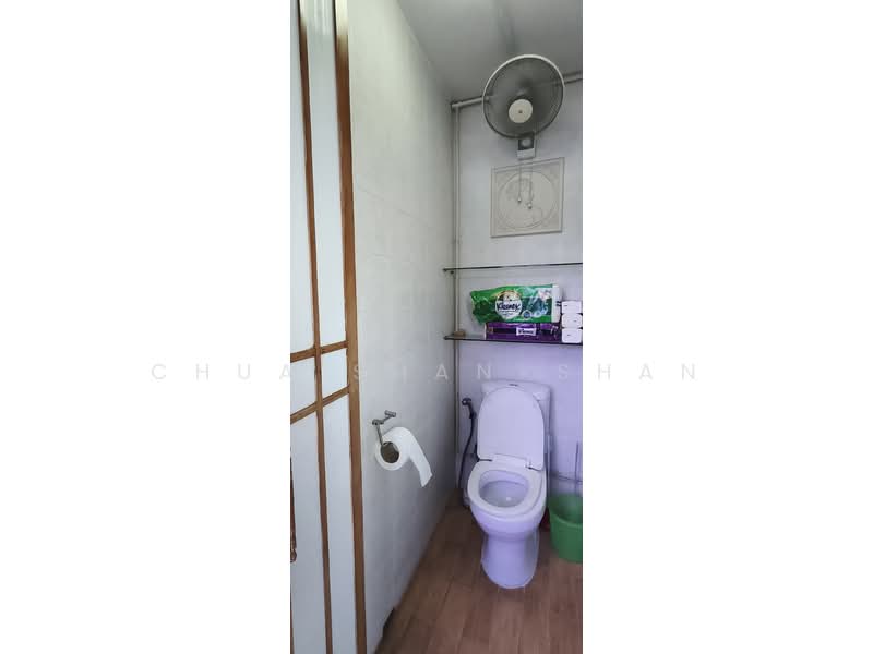 4 Queen's Road, 4 Queen's Road, 2 Bedrooms, 721 sqft, HDB Flat For Sale, by Chua Shan-Shan, 500104744 - Bathroom - PropertyGuru.com.sg