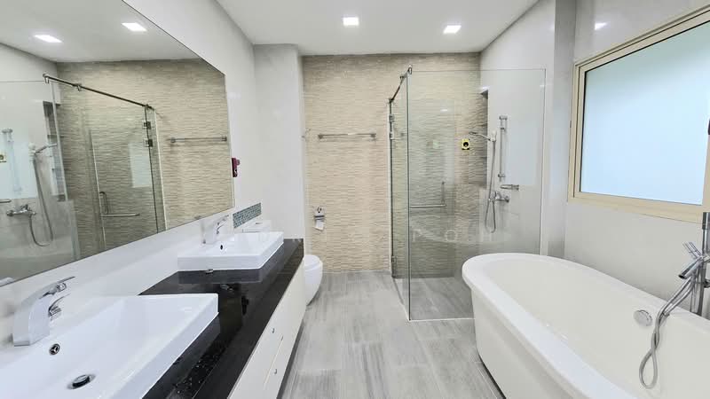 Fudu Park, Fudu Park, 4 Bedrooms, 2,646 sqft, Terraced House For Sale, by Tedric Poh, 500104751 - Master Bathroom with long bath - PropertyGuru.com.sg