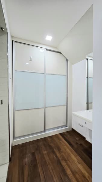 Fudu Park, Fudu Park, 4 Bedrooms, 2,646 sqft, Terraced House For Sale, by Tedric Poh, 500104751 - 2nd Bedroom wardrobe - PropertyGuru.com.sg