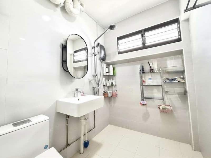 408 Choa Chu Kang Avenue 3, 408 Choa Chu Kang Avenue 3, 3 Bedrooms, 1,184 sqft, HDB Flat For Sale, by Evon Ng, 500104761 - Master Bathroom - PropertyGuru.com.sg