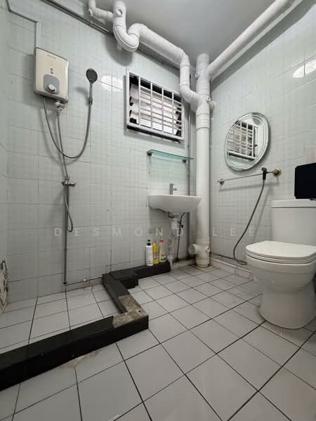 528 Woodlands Drive 14, 528 Woodlands Drive 14, 3 Bedrooms, 1,561 sqft, HDB Flat For Sale, by Desmond Lee, 500104773 - Common Bathroom - PropertyGuru.com.sg