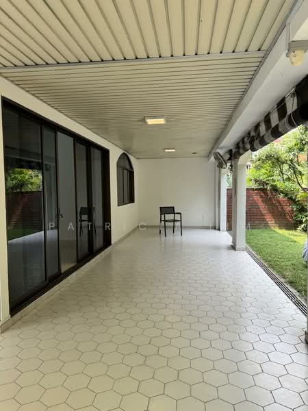 Huge patio on both side face inner garde