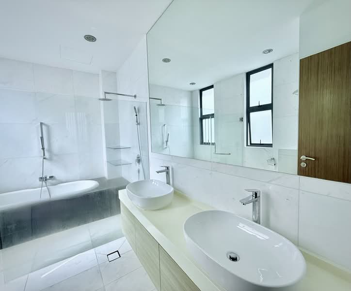 D19 SeaView Detached Landed with Pool & Liff, , 5 Bedrooms, 4,500 sqft, Detached House For Rent, by Kristine Wong, 500104834 - Bathroom - PropertyGuru.com.sg