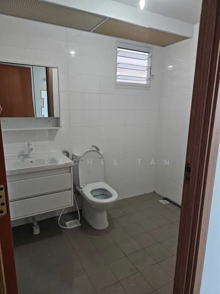 453B Bukit Batok West Avenue 6, 453B Bukit Batok West Avenue 6, 3 Bedrooms, 1,000 sqft, HDB Flat For Rent, by Rachel Tan, 500104880 - Bathroom - PropertyGuru.com.sg