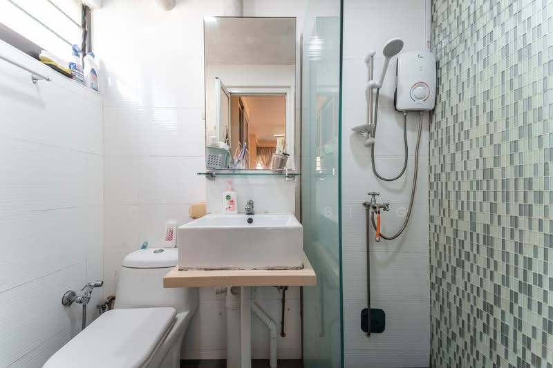 724 Clementi West Street 2, 724 Clementi West Street 2, 3 Bedrooms, 1,270 sqft, HDB Flat For Sale, by Chua Le Bing, 500104914 - Bathroom - PropertyGuru.com.sg