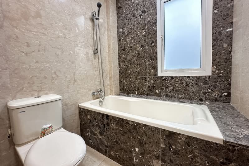 Cheapest under $1,500psf, Largest D10 Freehold Unit (more than 1800sqft) 6min to MRT, , 2 Bedrooms, 1,862 sqft, Condominium For Sale, by Gabriel Tan, 500104915 - Master Bathroom - PropertyGuru.com.sg