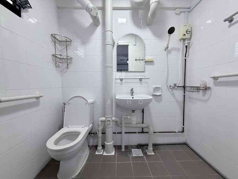 357 Clementi Avenue 2, 357 Clementi Avenue 2, 3 Bedrooms, 1,259 sqft, HDB Flat For Rent, by Isa Ho, 500104939 - Bathroom - PropertyGuru.com.sg