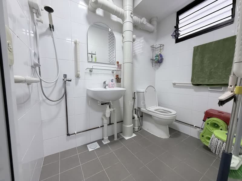 357 Clementi Avenue 2, 357 Clementi Avenue 2, 3 Bedrooms, 1,259 sqft, HDB Flat For Rent, by Isa Ho, 500104939 - Bathroom - PropertyGuru.com.sg