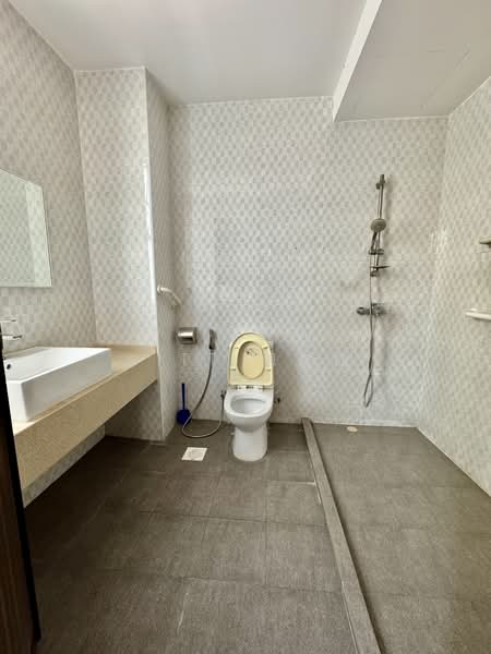 Geylang Serai / Joo Chiat / Eunos fringe area Freehold Corner Landed, , 5 Bedrooms, 2,060 sqft, Corner Terrace For Sale, by Kitt 傅凡袀, 500104951 - Bathroom - PropertyGuru.com.sg