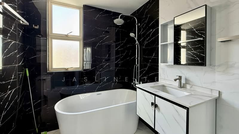 Rio Vista, 28 Upper Serangoon View, 2 Bedrooms, 1,066 sqft, Condominium For Sale, by Jasline Teo, 500105022 - Bathroom - PropertyGuru.com.sg