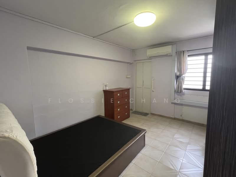 242 Bukit Batok East Avenue 5, 242 Bukit Batok East Avenue 5, Room Rental, 150 sqft, HDB Flat For Rent, by Flossie Chang, 500105023 - Bedroom - PropertyGuru.com.sg