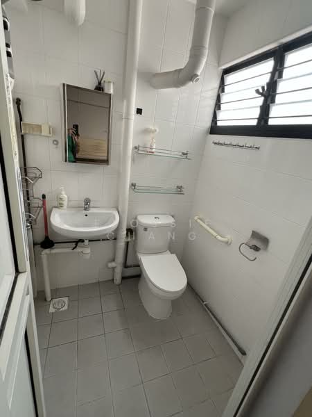 242 Bukit Batok East Avenue 5, 242 Bukit Batok East Avenue 5, Room Rental, 150 sqft, HDB Flat For Rent, by Flossie Chang, 500105023 - Bathroom - PropertyGuru.com.sg