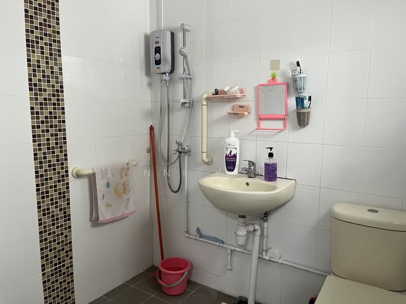 319 Woodlands Street 31, 319 Woodlands Street 31, 2 Bedrooms, 786 sqft, HDB Flat For Rent, by Lynne Wong, 500105058 - Bathroom - PropertyGuru.com.sg