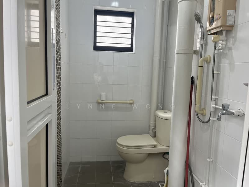 319 Woodlands Street 31, 319 Woodlands Street 31, 2 Bedrooms, 786 sqft, HDB Flat For Rent, by Lynne Wong, 500105058 - Bathroom - PropertyGuru.com.sg