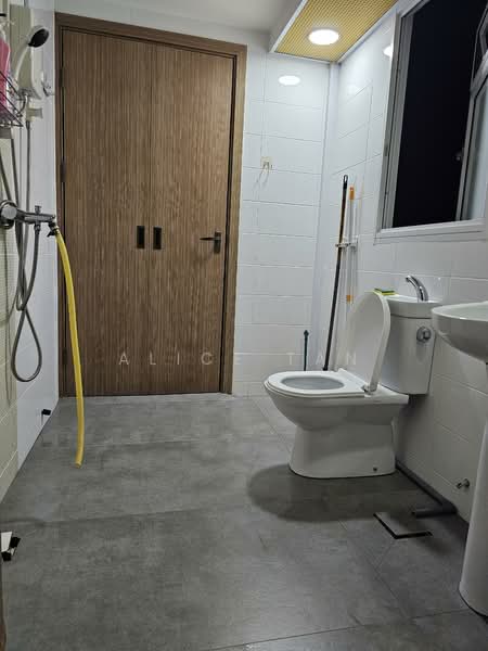 450D Bukit Batok West Avenue 6, 450D Bukit Batok West Avenue 6, 1 Bedroom, 506 sqft, HDB Flat For Sale, by Alice Tan, 500105093 - Bathroom - PropertyGuru.com.sg