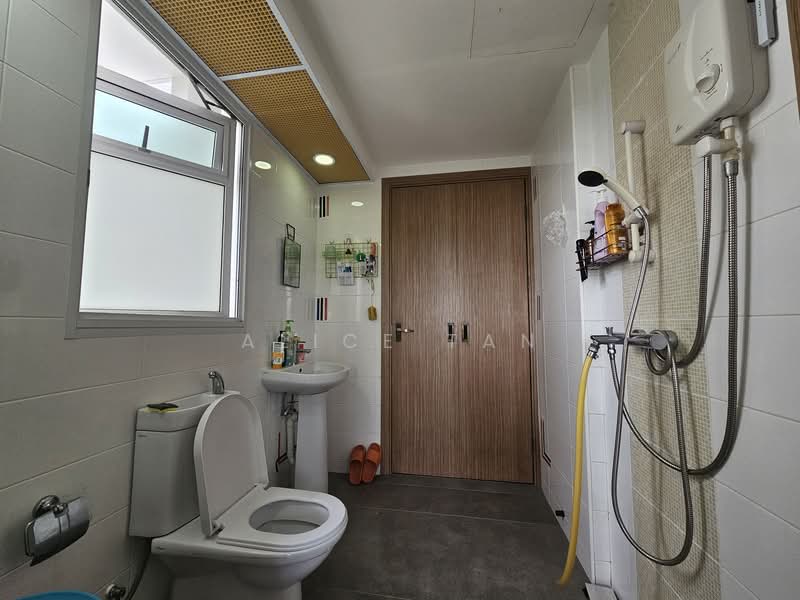 450D Bukit Batok West Avenue 6, 450D Bukit Batok West Avenue 6, 1 Bedroom, 506 sqft, HDB Flat For Sale, by Alice Tan, 500105093 - Bathroom - PropertyGuru.com.sg