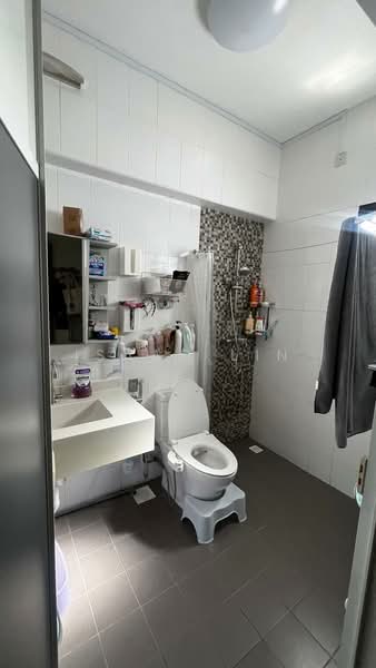 197D Boon Lay Fields, 197D Boon Lay Drive, 3 Bedrooms, 1,216 sqft, HDB Flat For Rent, by Isaac Lin, 500105108 - Master Bathroom - PropertyGuru.com.sg