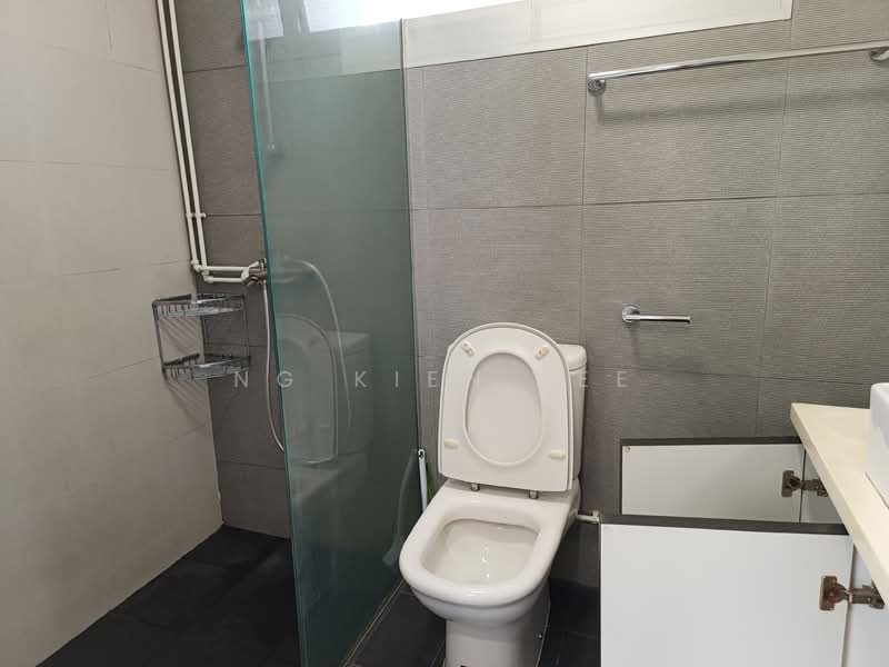 929 Hougang Street 91, 929 Hougang Street 91, 3 Bedrooms, 1,292 sqft, HDB Flat For Sale, by Ng Kien Lee, 500105110 - Bathroom - PropertyGuru.com.sg