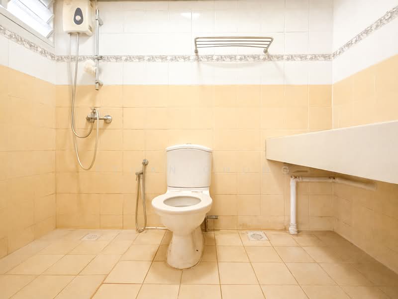 389 Bukit Batok West Avenue 5, 389 Bukit Batok West Avenue 5, 3 Bedrooms, 1,270 sqft, HDB Flat For Sale, by Ethan Chong, 500105158 - Bathroom - PropertyGuru.com.sg