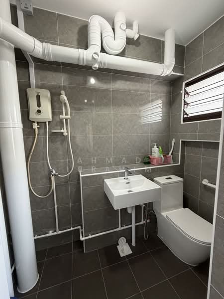 810 Jurong West Street 81, 810 Jurong West Street 81, 3 Bedrooms, 1,151 sqft, HDB Flat For Sale, by Ahmad Ibrahim, 500105207 - Bathroom - PropertyGuru.com.sg