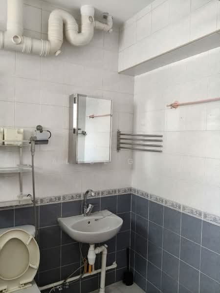 686B Choa Chu Kang Crescent, 686B Choa Chu Kang Crescent, 3 Bedrooms, 1,184 sqft, HDB Flat For Rent, by Alice Goh, 500105216 - Bathroom - PropertyGuru.com.sg
